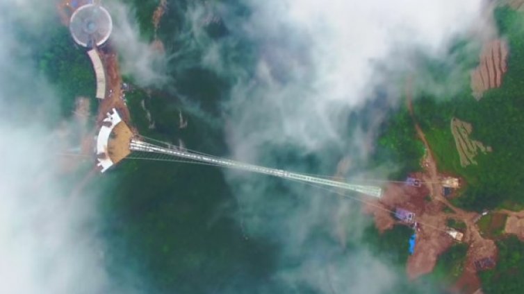 Мост сред облаците: 300 метра над земята