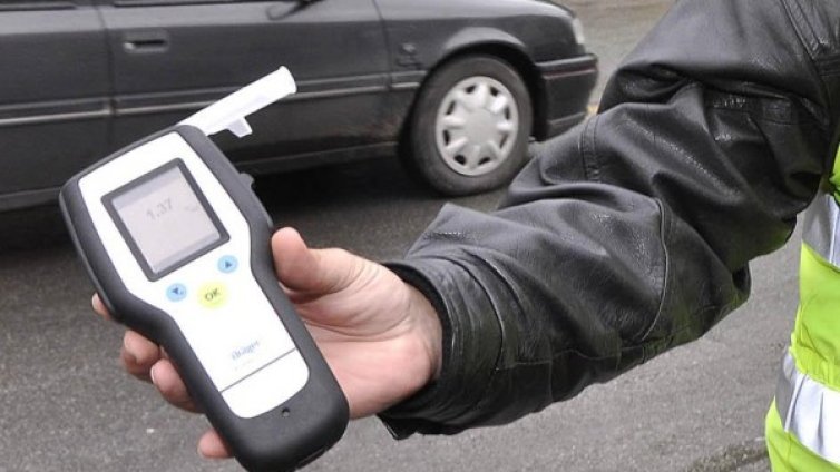 Шофьор с 2,14 промила се заби в дърво