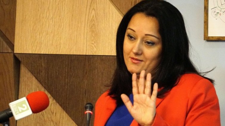 Далавери в АПИ? Не, БСП ни маскари, отсече Павлова