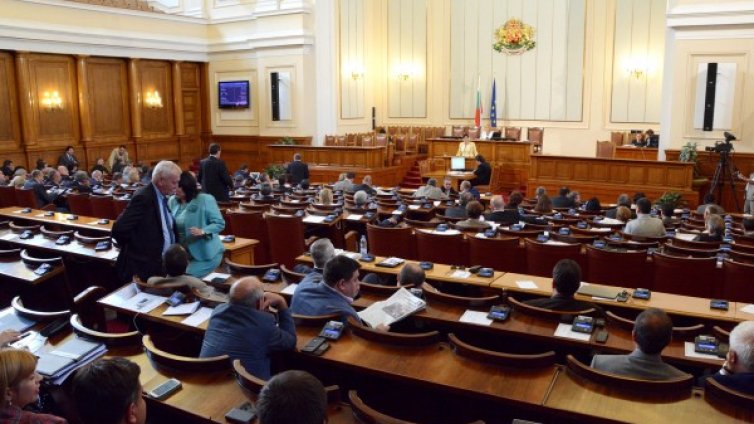 Депутатите ще търкат обновени столове за 69 000 лв.