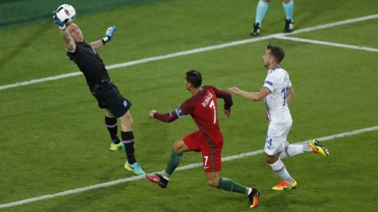 Португалия се изложи на старта, направи 1:1 с Исландия