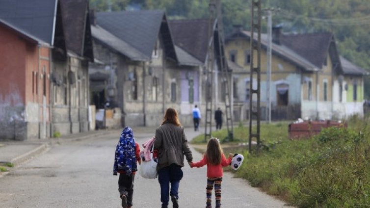 Роми пускат децата на забавачка, но имат условие