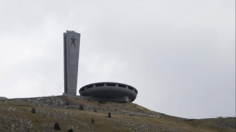 Стягат Чинията на Бузлуджа, правят я хотел или ресторант