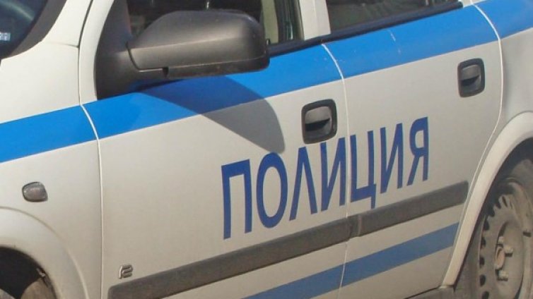 Спипаха двама, набили 26-годишен мъж