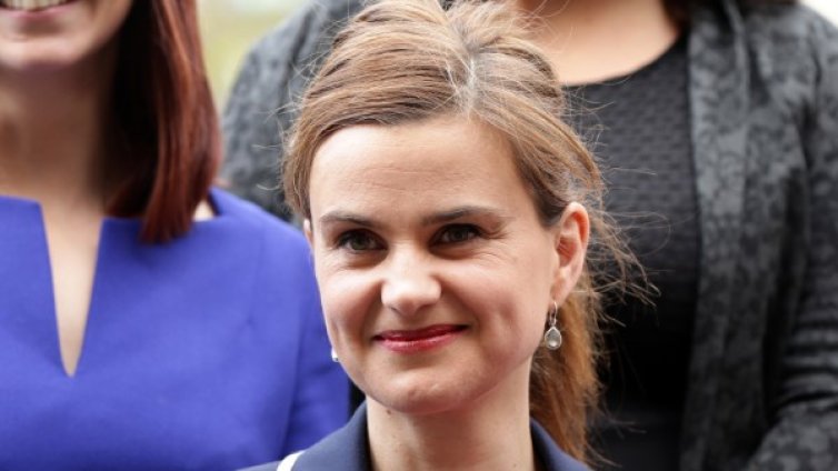 Почина британска депутатка, намушкана с нож