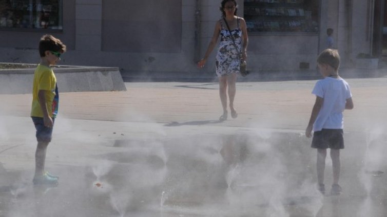 Жегите почват: Днес жълт код в цялата стрна