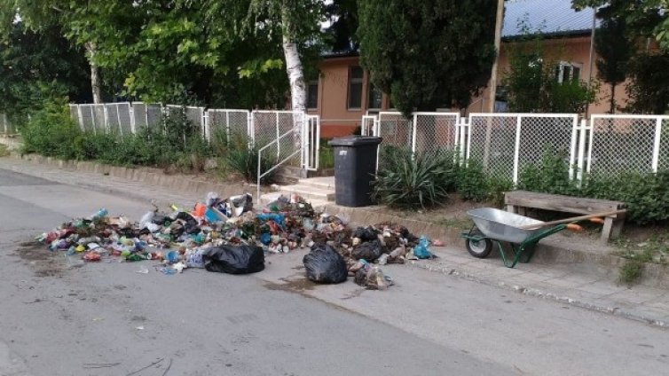 Протест в с. Тополи: Боклукът на куп... пред кметството