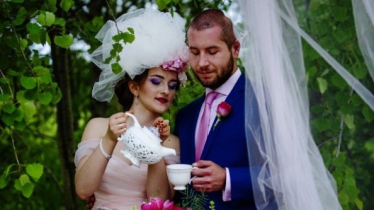 Алиса и Лудият шапкар се ожениха