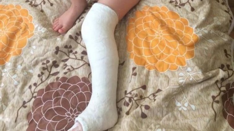 Дървена етажерка падна върху дете и го потроши 