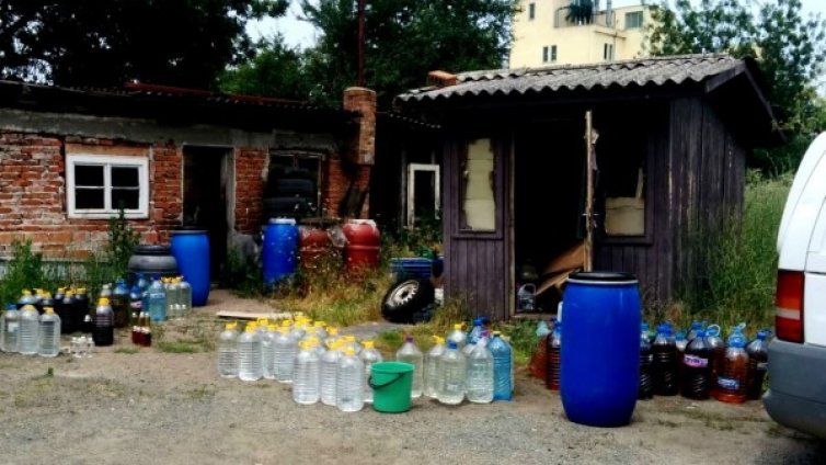 Иззеха 1 156 литра алкохолни напитки в Карнобат