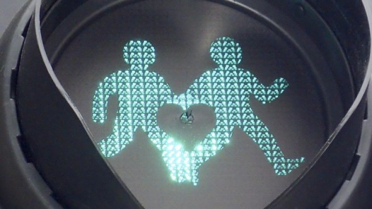 Гей човечета грейнаха от светофарите в Лондон