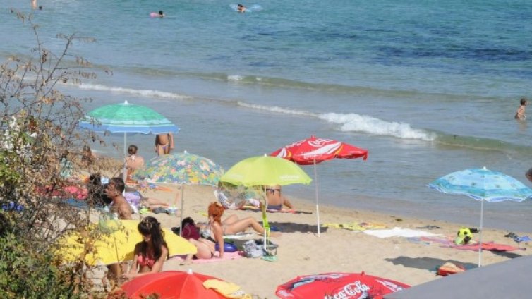 Слънчев и горещ петък, морската вода &ndash; бижу