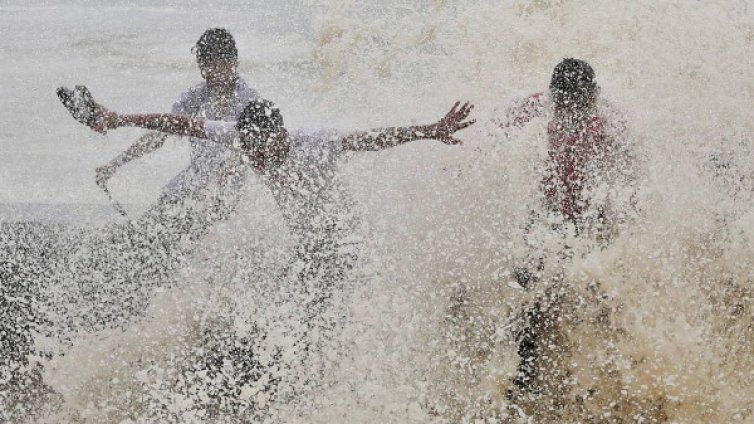 Смъртоносно селфи: 7 индийци се удавиха в река Ганг