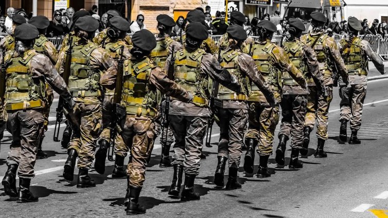 Швейцария реши: Без жени в казармата