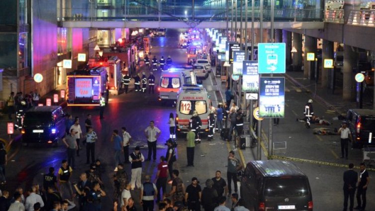 Очевидец: Мъжът бе с шлифер, привлече внимание...