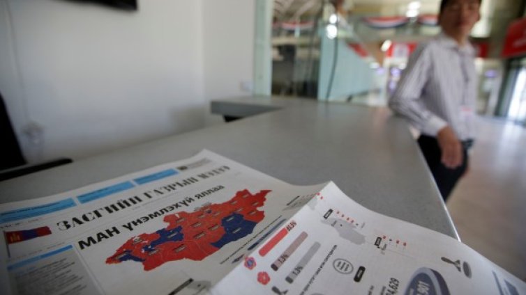 Управляващите в Монголия претърпяха тежко изборно поражение