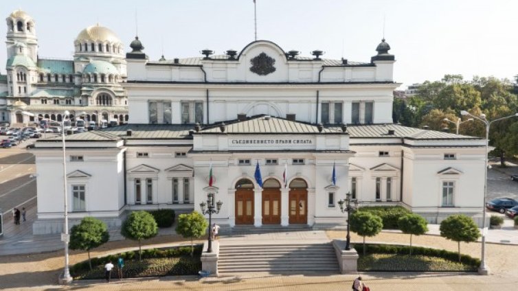 Папки, кламери, лепило... Парламентът дава 422 000 лв.!  