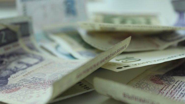 "Отвлечен" син поиска 5 000 лева от майка си