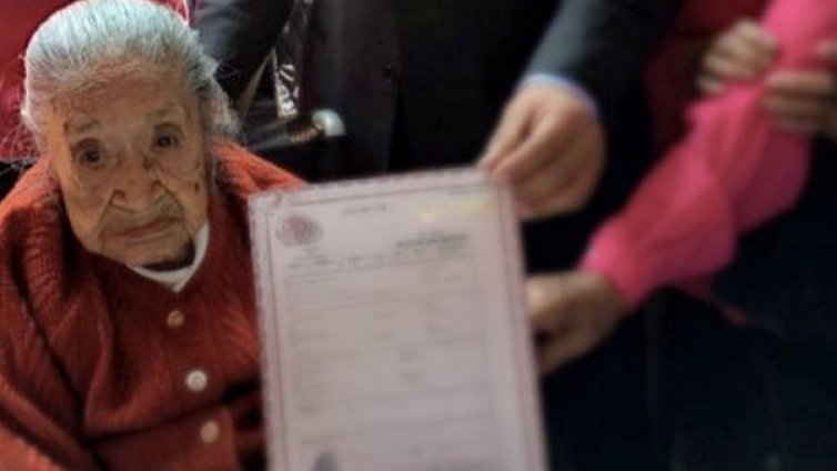 Доживя! 117-годишна получи акт за раждане...	