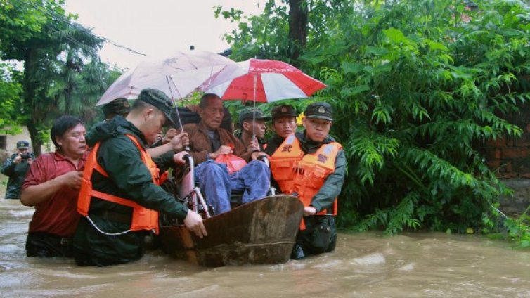 Три дни валя дъжд в Китай, отне живота на 50 души