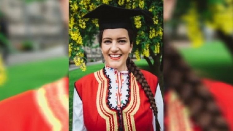 Гери, която взе дипломата си в Шотландия с носия 