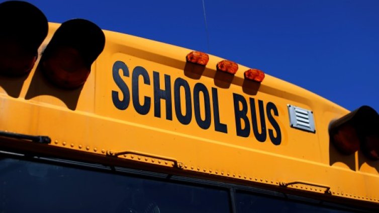 Автобус с деца се блъсна в камион край Търговище