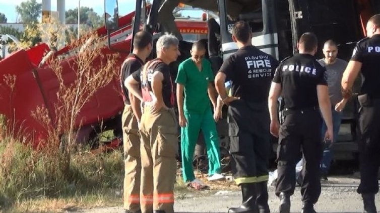 След челния удар: Един загинал и един се бори за живот