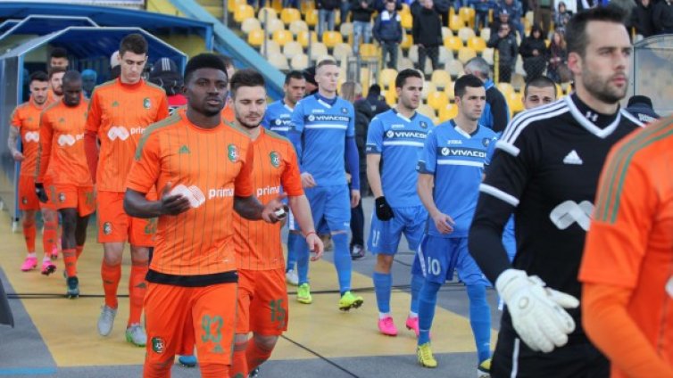 Първата ни футболна лига стартира с дербита!