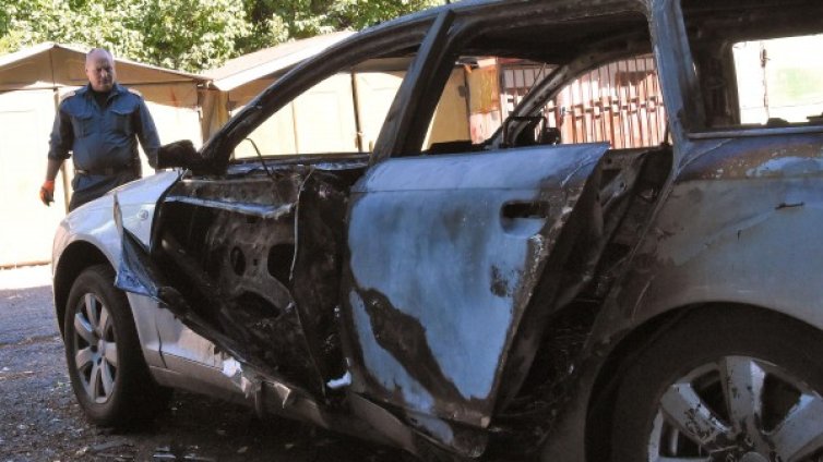 След обира в "Дружба" - ранен и опожарена кола