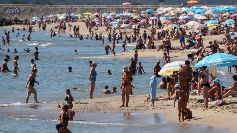 Плажуващите не се оплаквали от полицаите