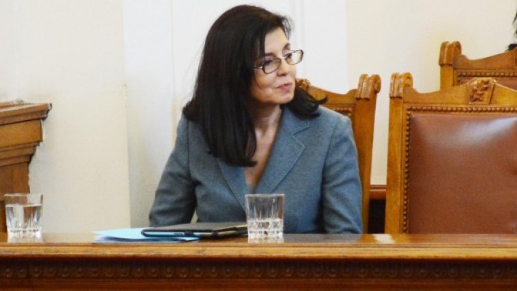 Кунева търси десен смелчак за президент, не ще партийци