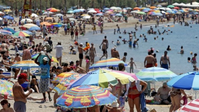 50 000 нашенци се стичат към Гърция, задръстиха КПП-тата