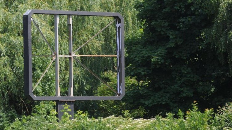 Две братчета ранени след удар на кола в билборд