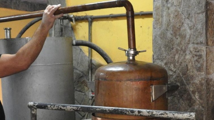 Спипаха 83 хил. литра нелегално вино в морска изба