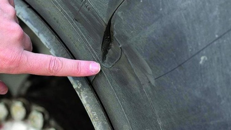 Пияна реже гума на патрулка, изтрезнява в ареста