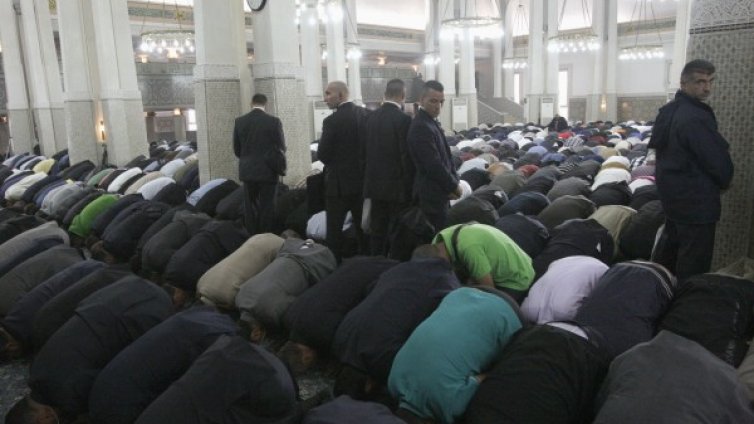 Имамите в Италия: Или регистрация, или хвърчат