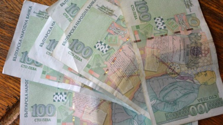 Безработна с 56 бона лъже, прибира детски