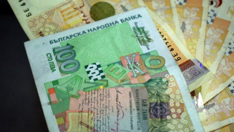 "Пирамиди" завличат балами, въртят 500 млн.
