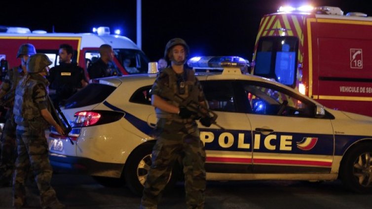 Франция трепери от терора от 18 месеца 