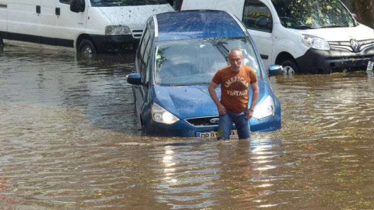 Трима ранени след водния ад в Пловдив