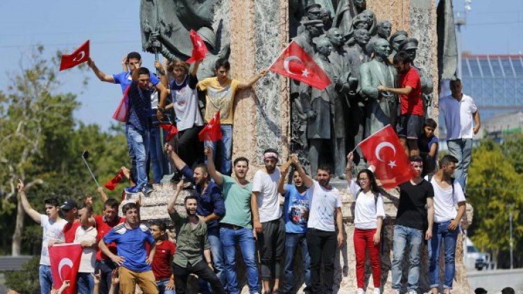 Над 50 българи са блокирани на летището в Истанбул