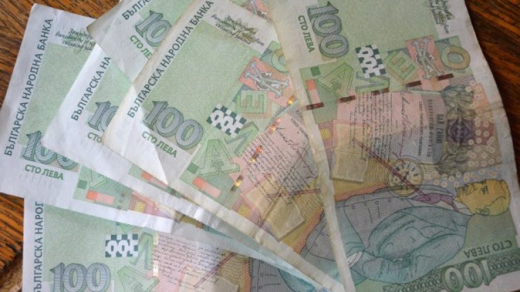 Баба на 77 г. хвърли 4 бона през терасата си