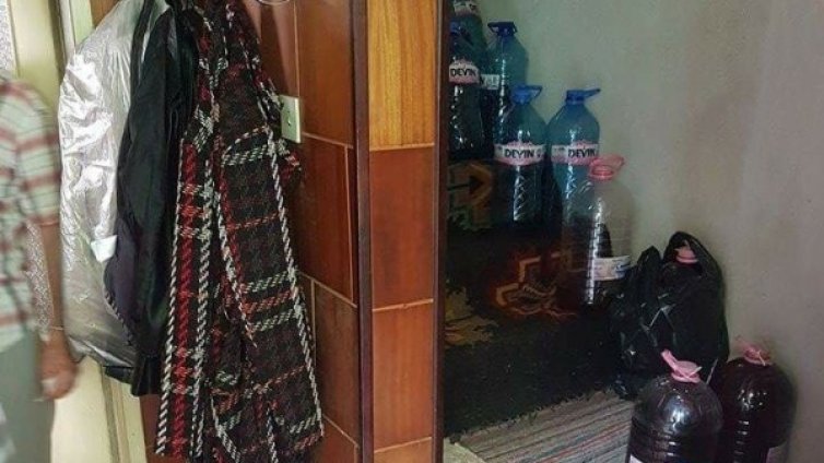 Митничари иззеха в Тетевен 250 л ракия в пластмасови туби 
