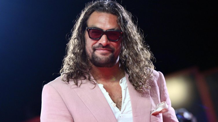 Актьорът Джейсън Момоа се спаси от бушуващите наводнения в Хавай