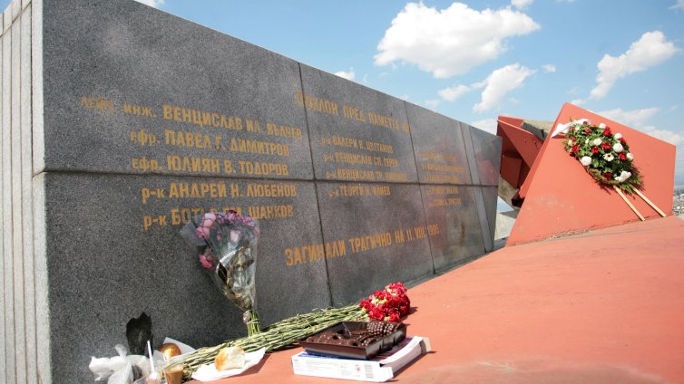 Точно преди 30 г.: 14 войници загиват в София, Карамански ли е бил мишената?