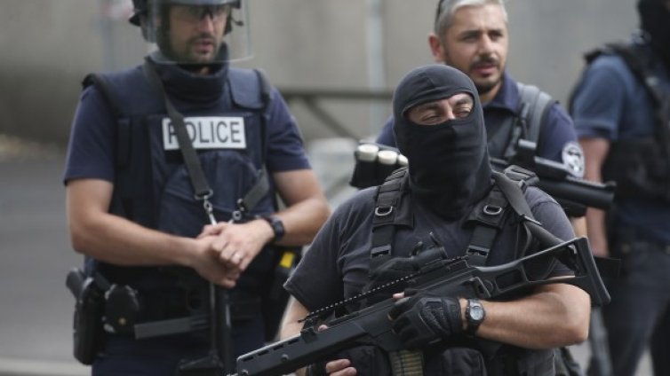 Бурни протести в Париж, десет са арестувани