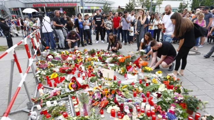 Свещи, цветя и сълзи... в памет на загиналите