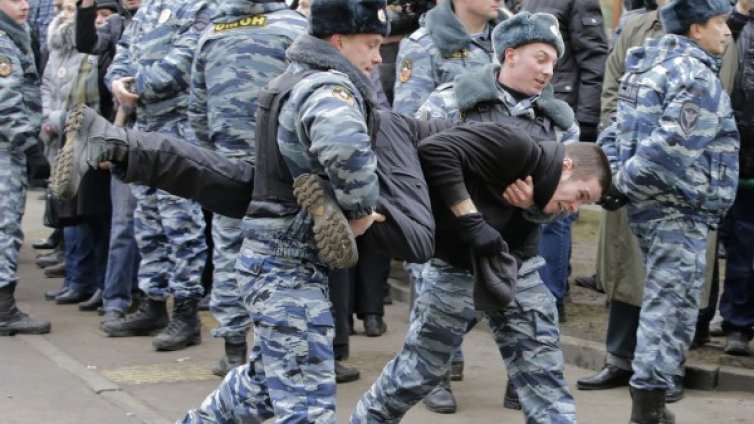 Как се протестира в Русия: Със скоч, но без маски