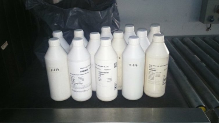 Румънка опита да внесе 13 л парфюмен концентрат 