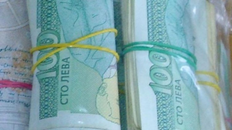 Мним полицай метна баба с над 10 бона 